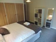 5 Bed Camberley Airport Accommodation – zdjęcie 2