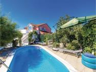 Amazing Home In Cavle With 3 Bedrooms, Wifi And Outdoor Swimming Pool
