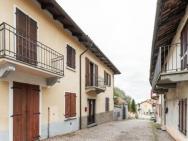 Striking Holiday Home In Albugnano With Terrace – zdjęcie 5