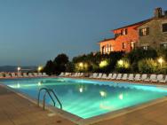 Elegant Apartment In Passaggio Di Bettona With Swimming Pool