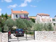 3 Bedrooms Appartement At Stari Grad 150 M Away From The Beach With Enclosed Garden And Wifi