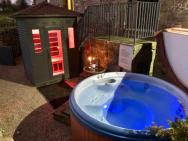 Romantic Four Poster Cottage Private Outdoor Hot Tub & Sauna At Harthill Hall Plus Private Daily Use Of Indoor Pool And Sauna 1 Hour Per Day