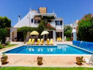 Luxury Villa, Very Close To Beach + Restaurants, Wi Fi, Heatable Pool.