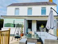 Beach Location Complete Property Containing Two Apartments Sleeps 12 Pembrokeshire Wales – photo 2