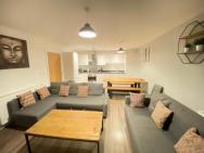 3 Bedrooms Doubles Or Singles, 2 Parking Spaces! Wifi & Smart Tv's, Balcony