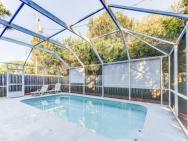 Avery's Beach Bungalow, 2 Bedrooms, Sleeps 7, Private Pool, Pet Friendly