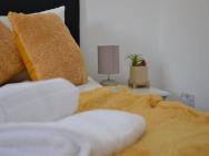 Modern 3 Bed Home, Sleeps 6, Free Netflix And Wifi – photo 3