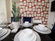 Pontypool House By Mia Living 5 Bedrooms, Garden And Parking