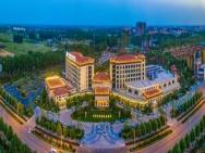 Lushang Zhichun Lake Hot Spring Hotel