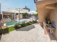 Amazing Home In Peresiji With 4 Bedrooms, Wifi And Outdoor Swimming Pool – photo 5