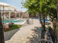 Amazing Home In Peresiji With 4 Bedrooms, Wifi And Outdoor Swimming Pool – photo 6