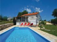 Awesome Home In Kanfanar With 2 Bedrooms, Wifi And Outdoor Swimming Pool