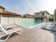 Beautiful Apartment In Puegnago Sul Garda With 2 Bedrooms, Wifi And Outdoor Swimming Pool