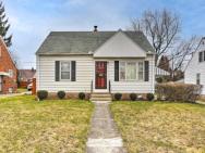 Quaint And Cozy Home Less Than 15 Mi To Dtwn Cleveland!
