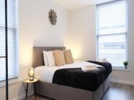 Leisure & Contractors - Stylish Town Centre Apartment With Free Parking – photo 1