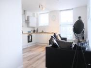 Leisure & Contractors - Stylish Town Centre Apartment With Free Parking – photo 6