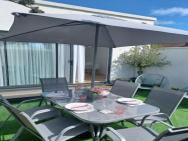 'the Limes' - Air-con Two Double Bedroom Holiday House With Private Garden
