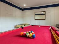 Alton Villa, Sleeps 10, Great For Families, Undercover Hotub & Games Room