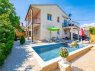 Stunning Home In Peruski With 4 Bedrooms, Outdoor Swimming Pool And Jacuzzi