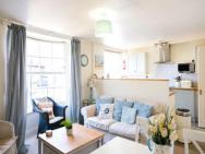 Elizabeth: Charming Two Bedroom Apartment In Centre Of Town