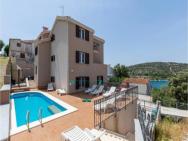 Amazing Home In Sevid With Outdoor Swimming Pool, Wifi And 10 Bedrooms