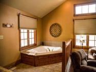 1 Bedroom Suite With Fireplace And Jacuzzi Tub
