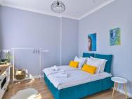 - The Blue Apartment - 1bd With Artistic Interior Design