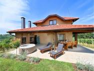 Stunning Home In Vinogradi Ludbreski With Wifi, 4 Bedrooms And Outdoor Swimming Pool
