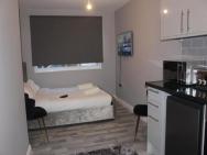 High-end Central Luton Studio - Ideal For Airport!