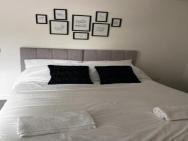Modern Suite- Bedford City Centre With Free Gym & Parking
