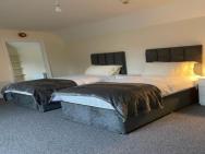 Large 4 Bedroom Sleeps 8, Luxury Apartment For Contractors And Holidays Near Bedford Centre - Free Parking & Free Wifi
