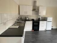 Large 4 Bedroom Sleeps 8, Luxury Apartment For Contractors And Holidays Near Bedford Centre - Free Parking & Free Wifi – photo 2