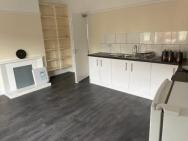 Large 4 Bedroom Sleeps 8, Luxury Apartment For Contractors And Holidays Near Bedford Centre - Free Parking & Free Wifi – photo 3