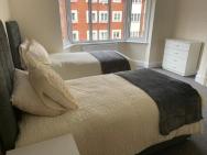 Large 4 Bedroom Sleeps 8, Luxury Apartment For Contractors And Holidays Near Bedford Centre - Free Parking & Free Wifi – photo 6