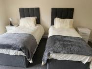Large 4 Bedroom Sleeps 8, Luxury Apartment For Contractors And Holidays Near Bedford Centre - Free Parking & Free Wifi – photo 7