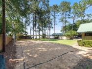 Lake Getaway - Waterfront, Volleyball Court, Fire Pit, Lilly Pads And More! – photo 2
