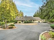 Hoodsport Home On 7 Wooded Acres With Hot Tub!