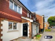Knaphill, Woking - 3 Bed House - With Garden