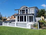 Beachside Beauty- Large Family Home In Scarborough