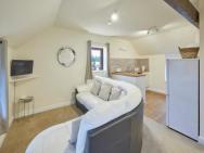 Host & Stay - Mel House Cottages