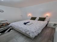 Luxury Double Bed With Private Bathroom, Netflix, Work Space And Wifi – photo 3