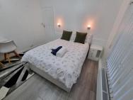 Luxury Double Bed With Private Bathroom, Netflix, Work Space And Wifi – photo 2