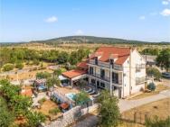 Beautiful Home In Unesic With 5 Bedrooms, Wifi And Outdoor Swimming Pool – zdjęcie 1