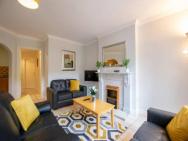 127 - Lovely 2 Bed Apartment With Parking