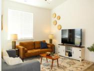 Chic 3br Condo W King Bed 5-min Drive To I-15