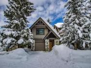 Pinnacle Ridge 23 - Ski In Ski Out, Newly Renovated, Private Hot Tub, Gas Fireplace