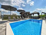 Amazing Home In Jalsje With Wifi, Heated Swimming Pool And Jacuzzi