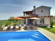 Gorgeous Villa In Novigrad With Private Pool