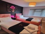 4 Bedroom House, Heathrow Airport, Luxe Inn