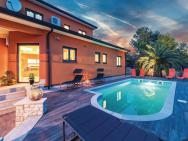 Beautiful Home In Fazana With Outdoor Swimming Pool, Wifi And Outdoor Swimming Pool